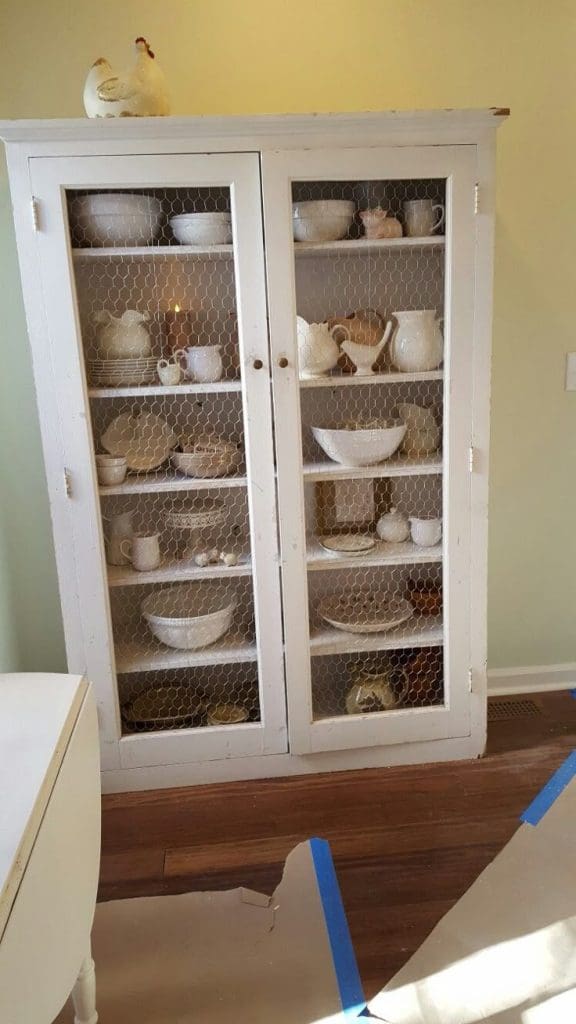 chicken wire cabinet Farmhouse Kitchen DIY ideas