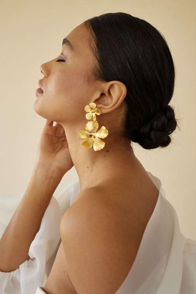 Statement jewellery in large gold flowers