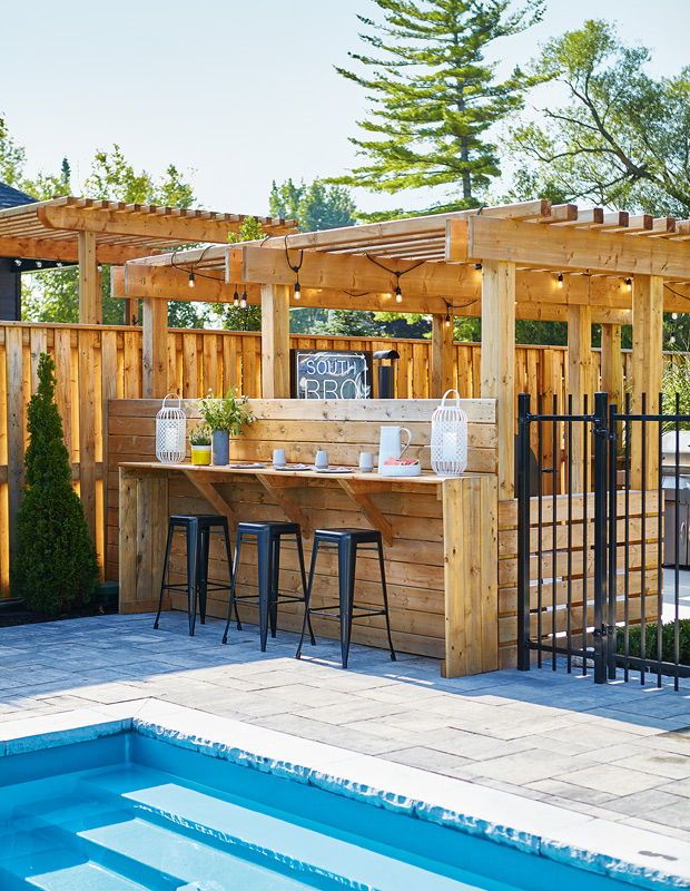poolside bar made from pallets as a DIY project