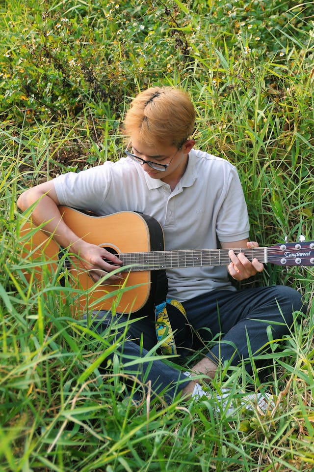 acoustic guitar being played 