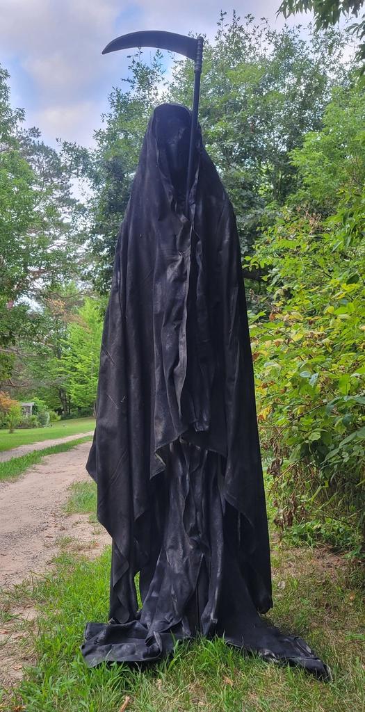 DIY grim reaper garden Halloween Party Decor Ideas
