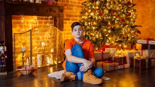 DIY Christmas Photoshoot Ideas You Can Do at Home