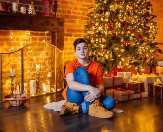 DIY Christmas Photoshoot Ideas You Can Do at Home